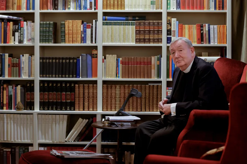 Biskop Bernt Eidsvig i sitt bibliotek. 