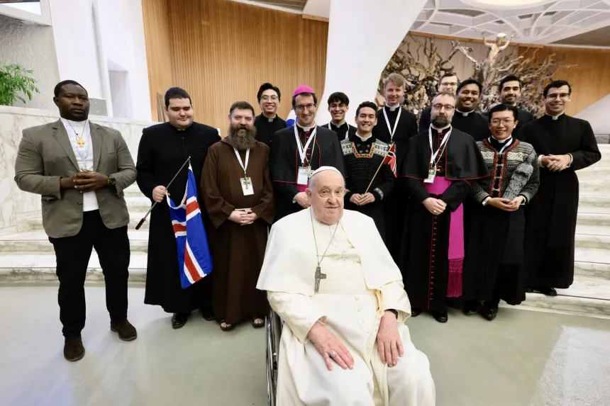 Biskop Fredrik Hansen sammen med pave Frans og de nordiske seminaristene under Den nordiske valfart 2025. 