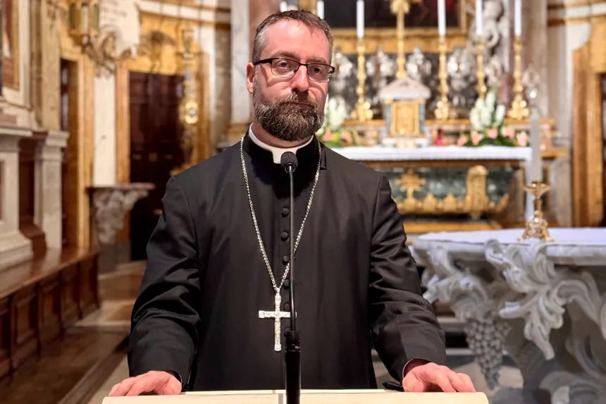 Biskop Fredrik Hansen i kirken Santa Maria dell'Anima, Roma, i forbindelse med Den nordiske valfart i 2025. 