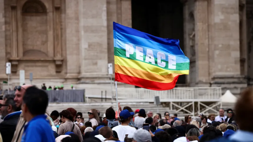 Det italienske fredsflagget i folkemengden på Petersplassen