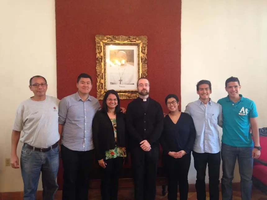 Mathias Ledum og andre ungdommer med biskop Fredrik Hansen