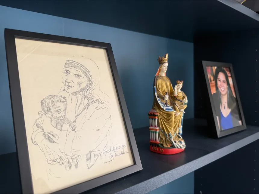 Bilder av tre mødre i en bokhylle