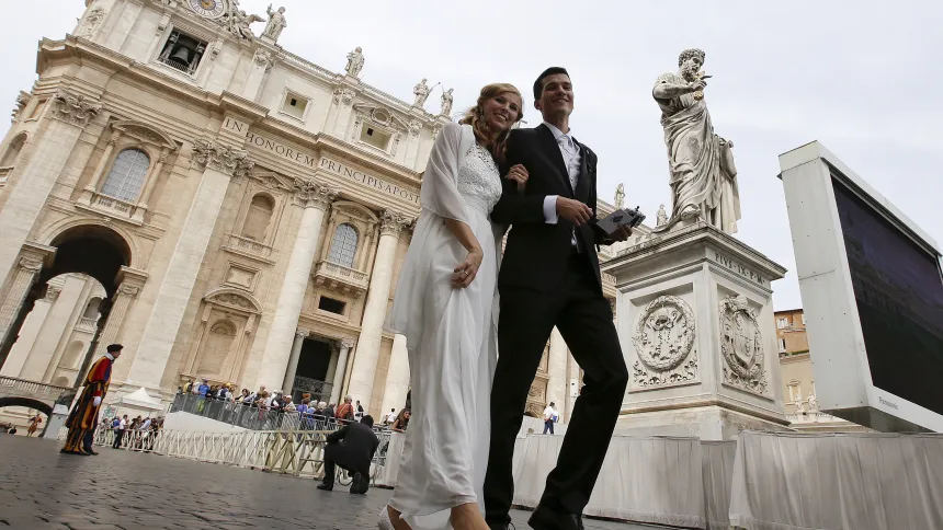 Et ektepar går sammen på Petersplassen i Vatikanet