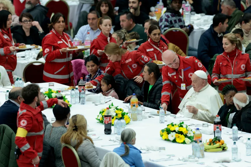 Pave Frans spiser lunsj med fattige i Vatikanet