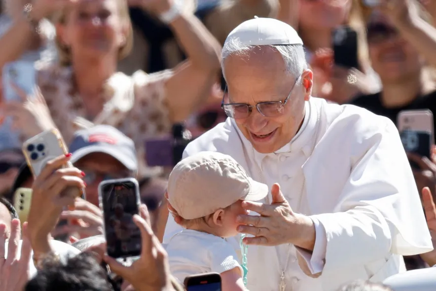 Pave Leo XIV velsigner en baby på Petersplassen