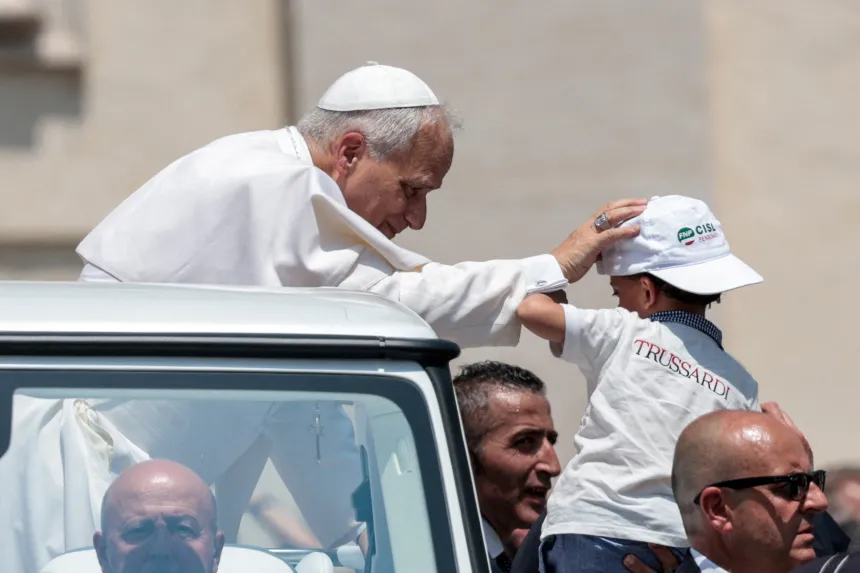 Pave Leo XIV velsigner et barn fra pavebilen på Petersplassen