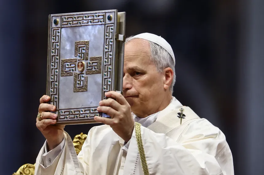 Pave Leo XIV holder evangelieboken under en messe i Peterskirken