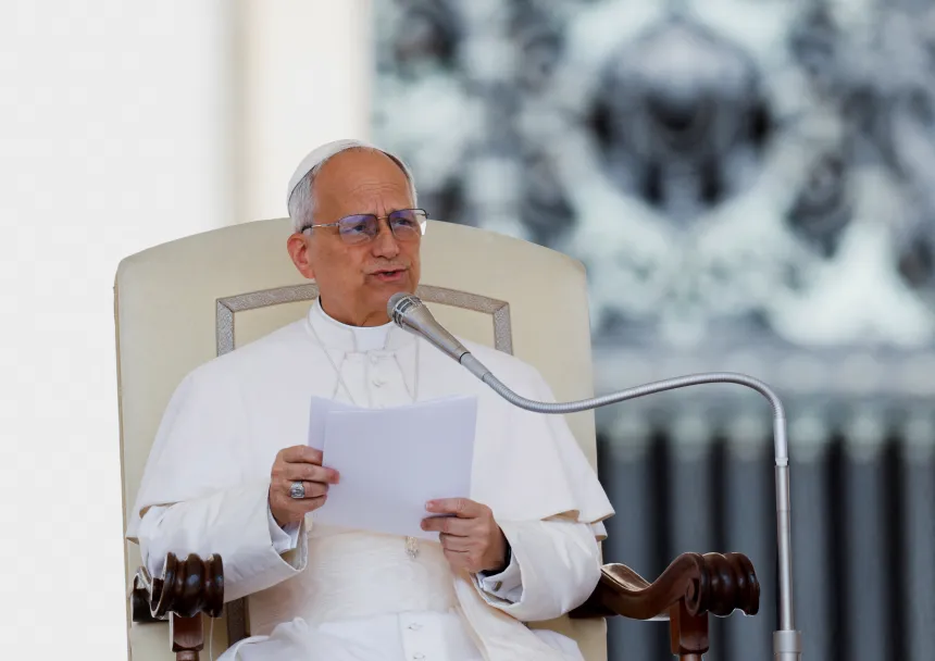 Pave Leo XIV sitter på en stol på Petersplassen og leser fra et ark