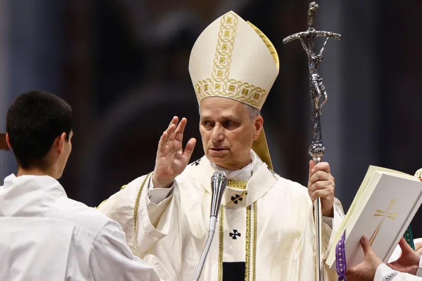 Pave Leo XIV ikledd mitra gir en velsignelse i Peterskirken