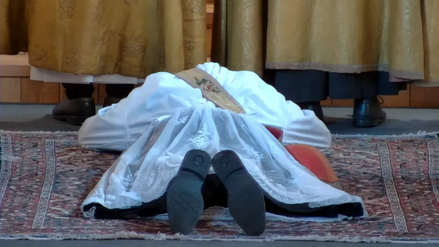 Mathias Ledum ligger på gulvet i St. Johannes kirke
