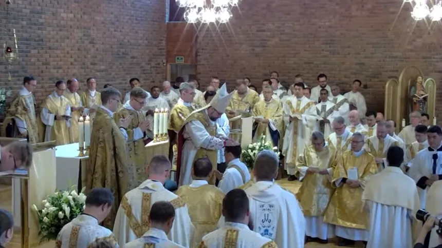 Biskop Hansen legger hender på Mathias Ledums hode