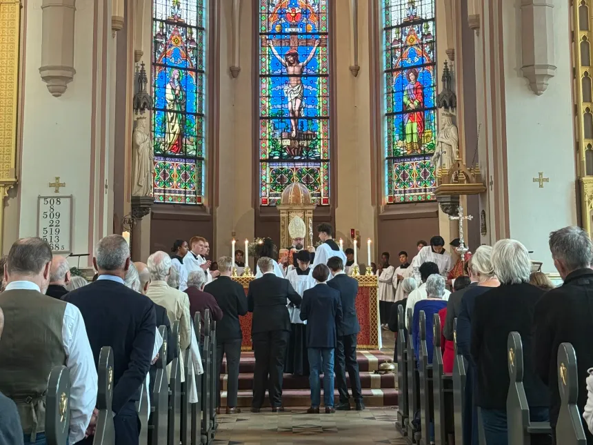 Biskop Fredrik Hansen tar opp to menn i Kirkens fulle fellesskap i St. Olav domkirke i Oslo