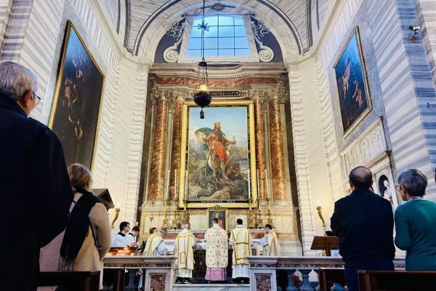 Biskop Fredrik Hansen feirer messe ved Olavsalteret i Roma