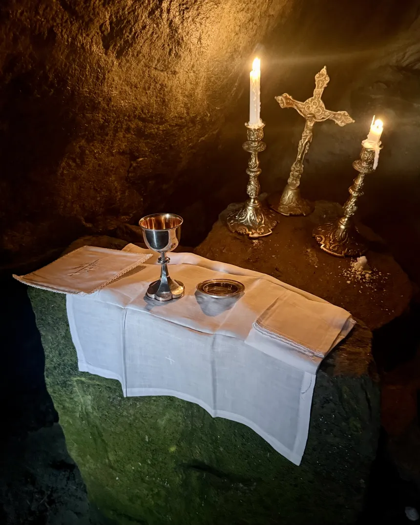 Alteret i Sunniva-hulen på øya Selja. 