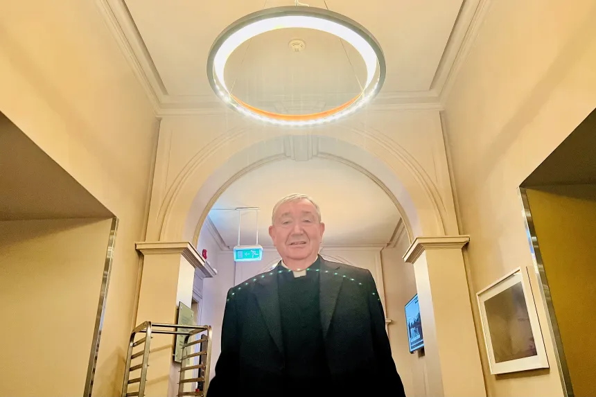 Biskop Bernt Eidsvig på Litteraturhuset med lampeglorie. 