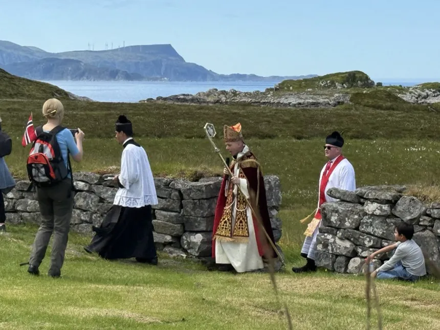 Biskop Erik ankommer klosteret ved Seljumannamessen 2025. 