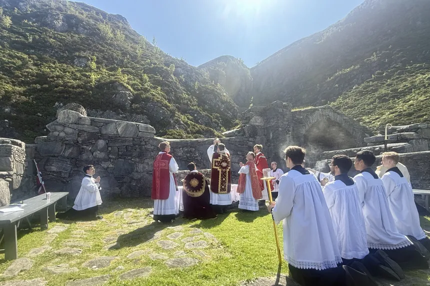 Biskop Fredrik Hansen feirer sin første seljumannamesse på Selja 8. juli 2025. 