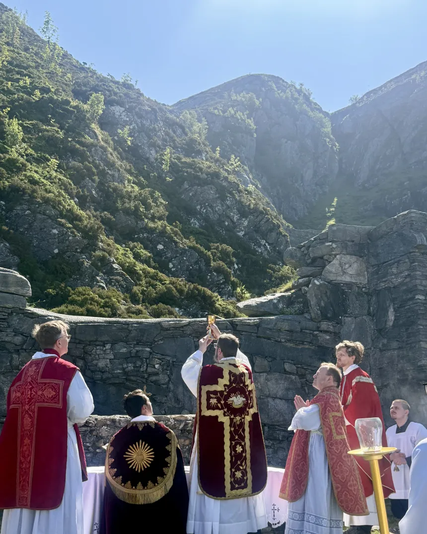 Seljumannamessen på Selja 2025. Biskop Fredrik hever kalken under nattverd. 