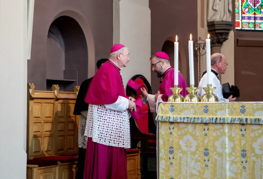 Biskop emeritus Eidsvig og biskop Hansen i St. Olav domkirke i Oslo