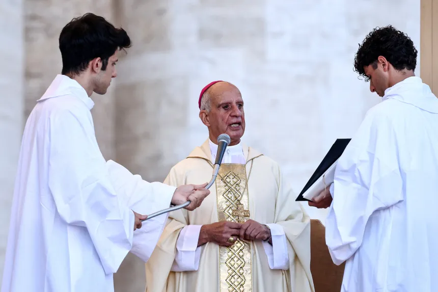 Erkebiskop Rino Fisichella feirer messe på Petersplassen