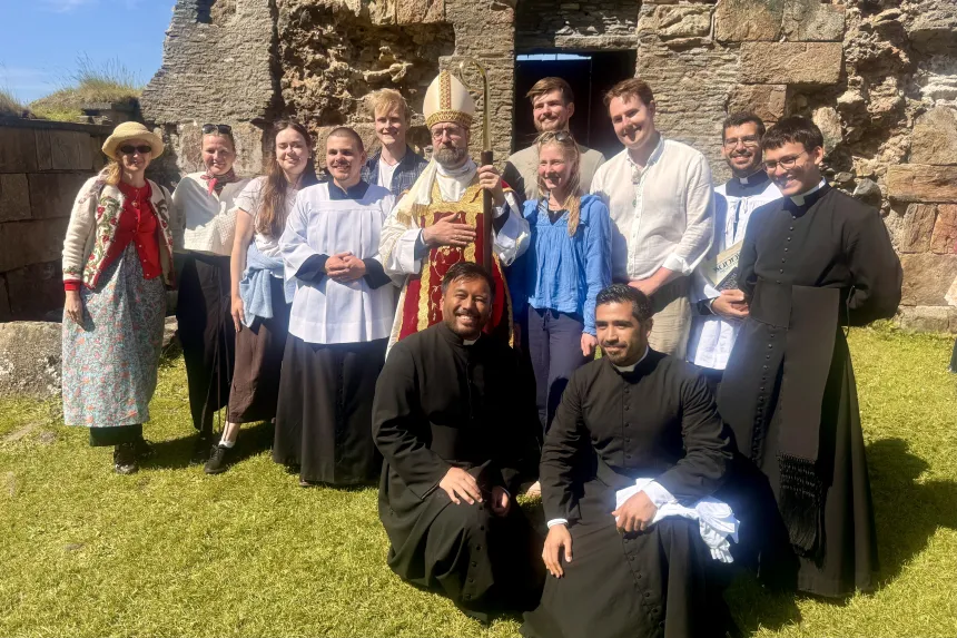 Biskop Fredrik med flere på gruppebilde etter seljumannamessen på Selja 2025. 