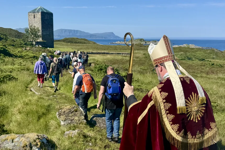Biskop Fredrik Hansen påvei mot klosterruinene på Selja for å feire seljumannamessen 2025. 