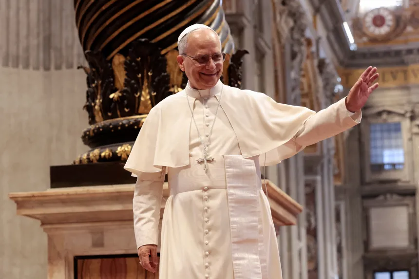 Pave Leo XIV vinker til folk i Peterskirken