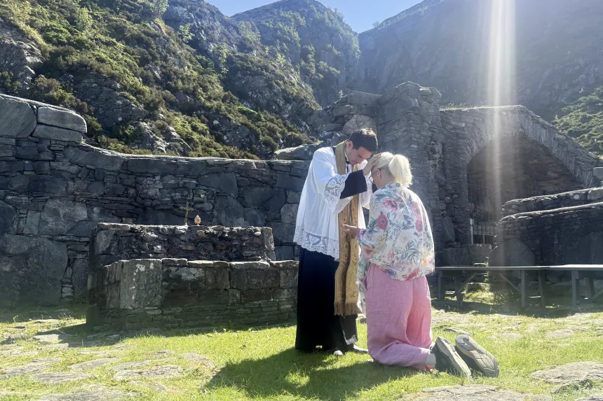 Primissvelsignelse ved p. Mathias Ledum etter seljumannamessen 2025 på Selja. 