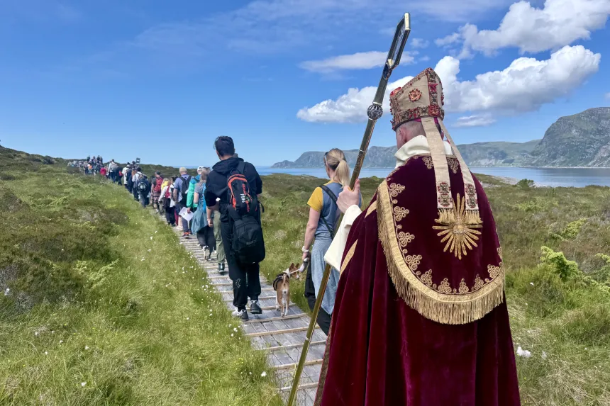 Prosesjon på Selja med biskop Erik Varden.