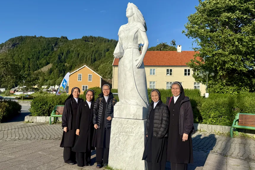 Sankta Sunniva-Statuen på Selje og Søstrene av Det Hellige Kors av Nha Trang.