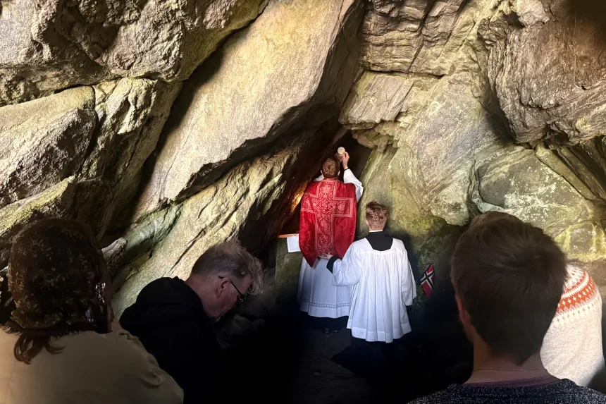 Vigiliefeiring i Sunniva-hulen på øya Selja. 