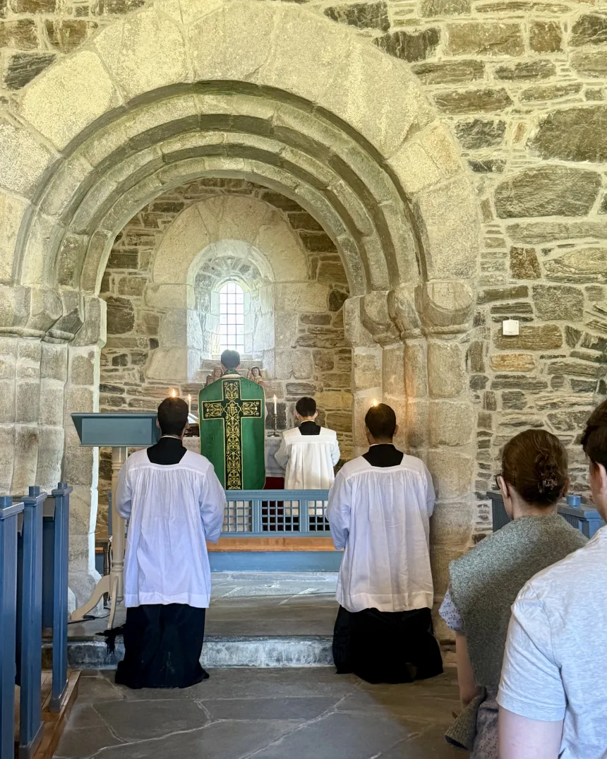 Pater&nbsp;Mathias Bruno Ledum&nbsp;feirer høymesse i St. Jetmund kirke i Åheim.