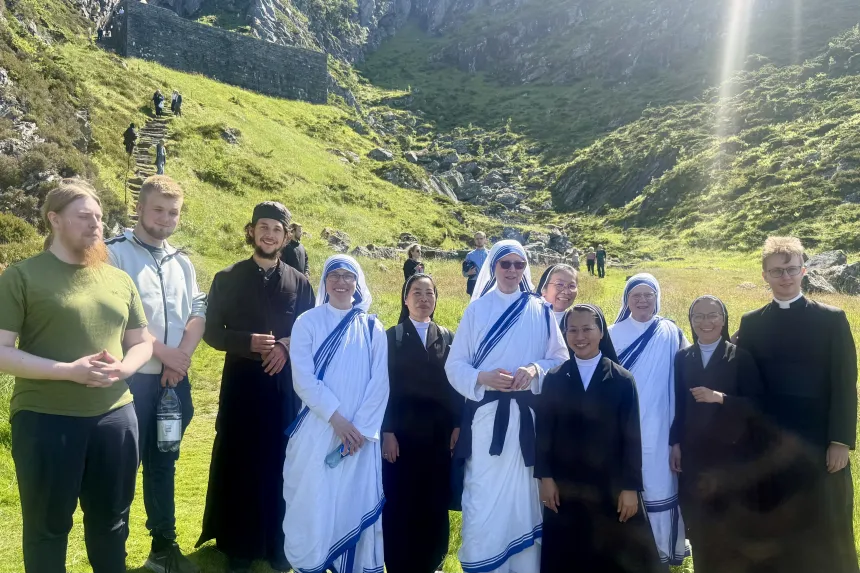 Samling ordensfolk og troende i forbindelse med seljumannamessen på Selja 2025. 