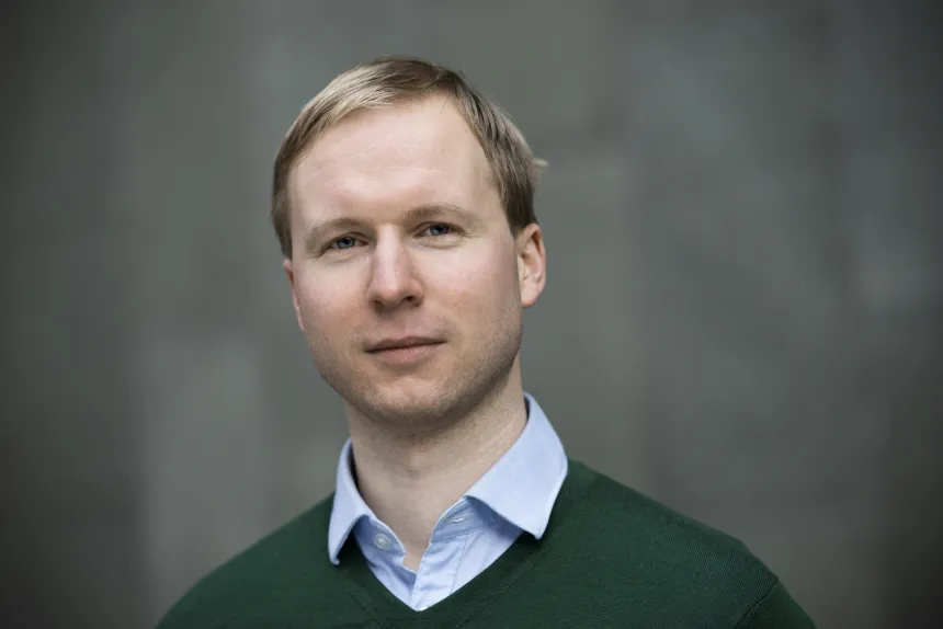 Eilev Hegstad, mann med kort lyst hår, blå skjorte og grønn genser