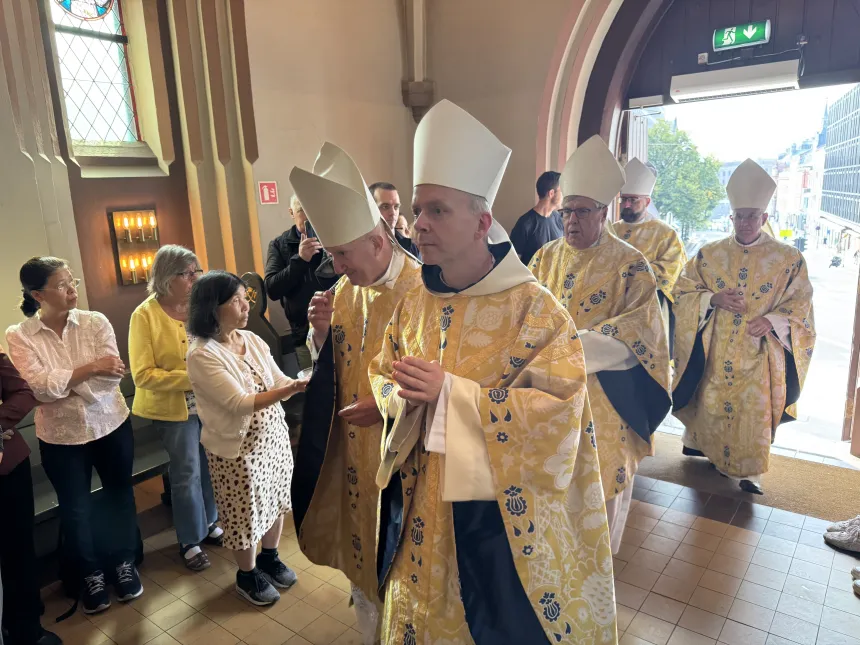 Biskop Erik Varden og andre biskoper kommer inn i St. Olav domkirke, Oslo