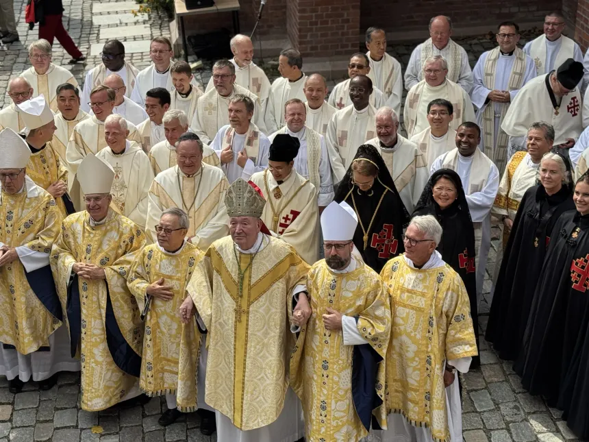 Gruppebilde med biskop Bernt Eidsvig, biskoper, prester og andre utenfor St. Olav domkirke