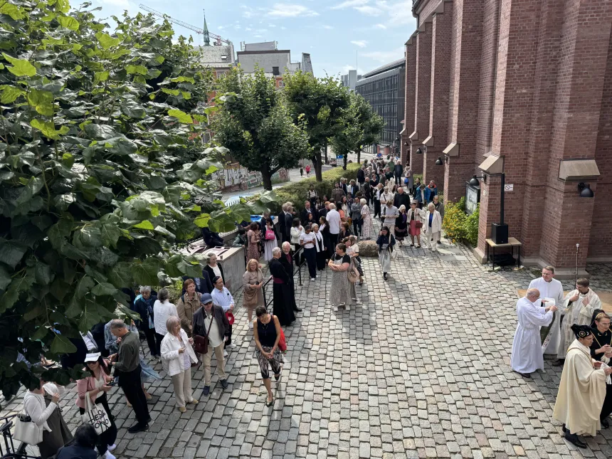 Folk samlet til kirkekaffe utenfor St. Olav domkirke i Oslo