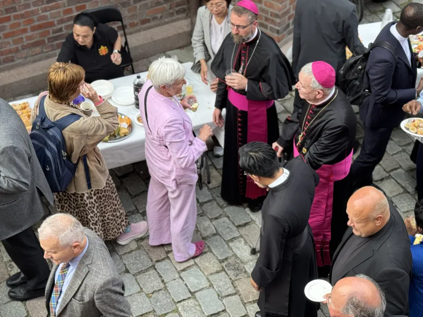 Biskop Bernt Eidsvig og biskop Fredrik Hansen snakker under en kirkekaffe utenfor St. Olav domkirke