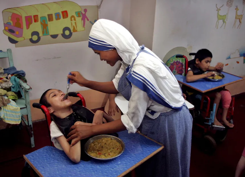 En Mor Teresa-søster mater foreldreløse funksjonshjemmede barn