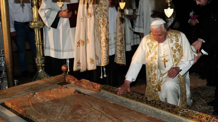 Pave Benedikt XVI kneler foran steinen i Gravkirken i Jerusalem