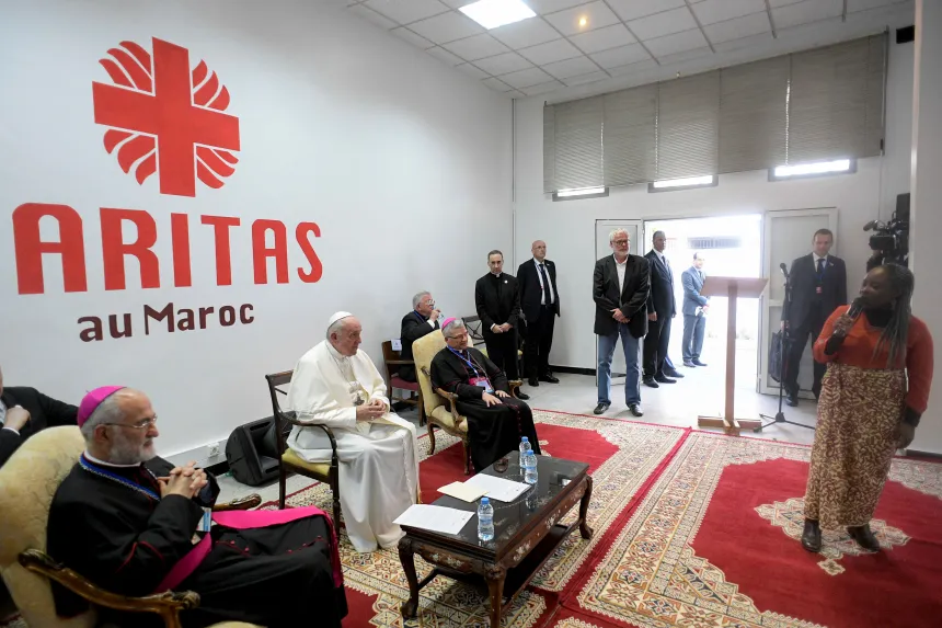 Pave Frans besøker migranter hos Caritas Marokko