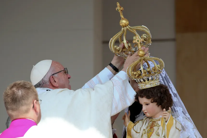 Pave Frans kroner en statue av Jomfru Maria