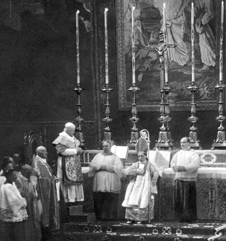 Pave Pius X konsekrerer den fremtidige pave Benedikt XVI