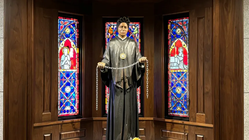 Statue av den hellige Josefina Bakhita i en kirke