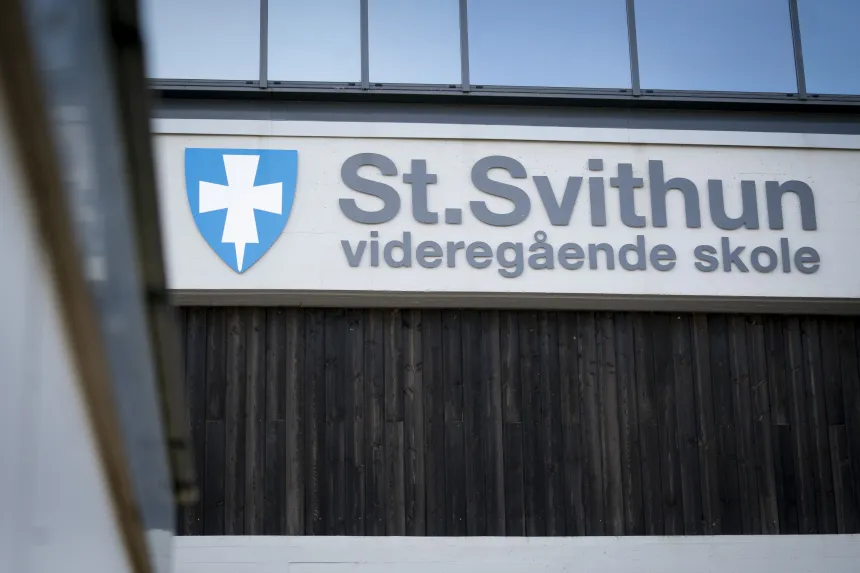 Skilt med logo til St. Svithun videregående skole i Stavanger
