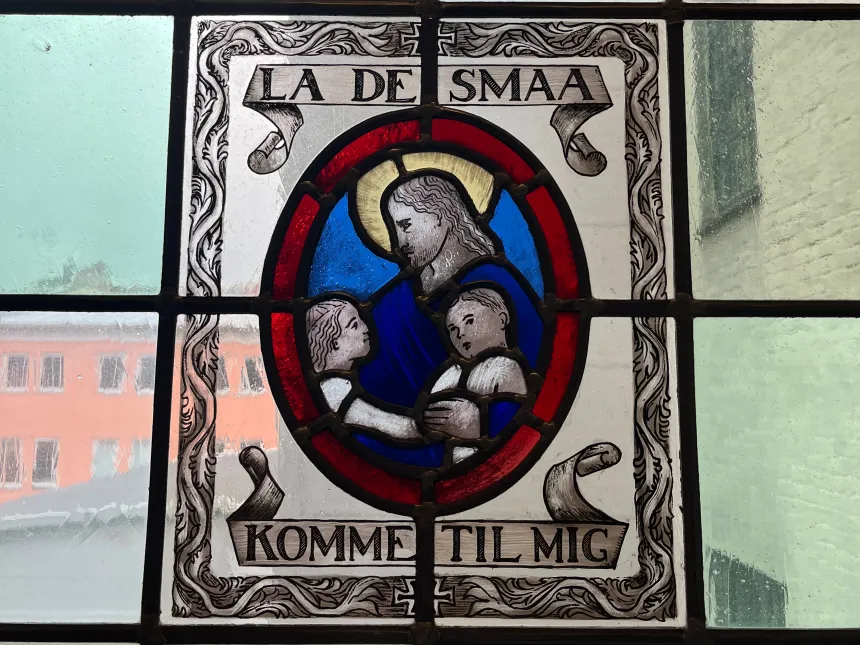 Bibelvers på vindu på St. Sunniva skole