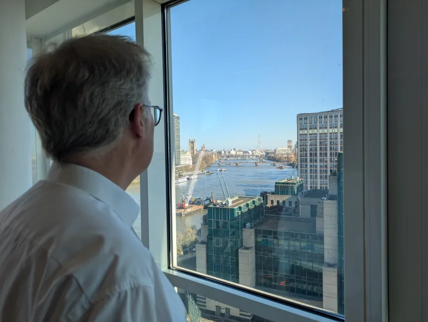 P. Øystein Lund ser ut over London