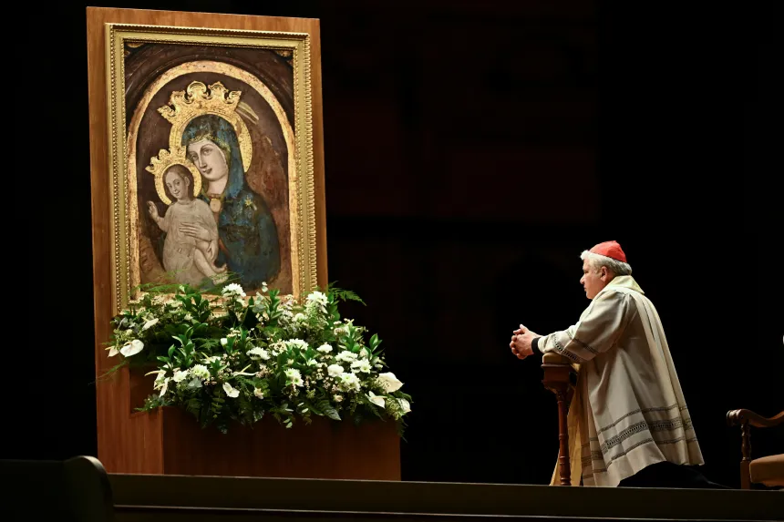 Kardinal Konrad Krajewski foran et ikon av Maria