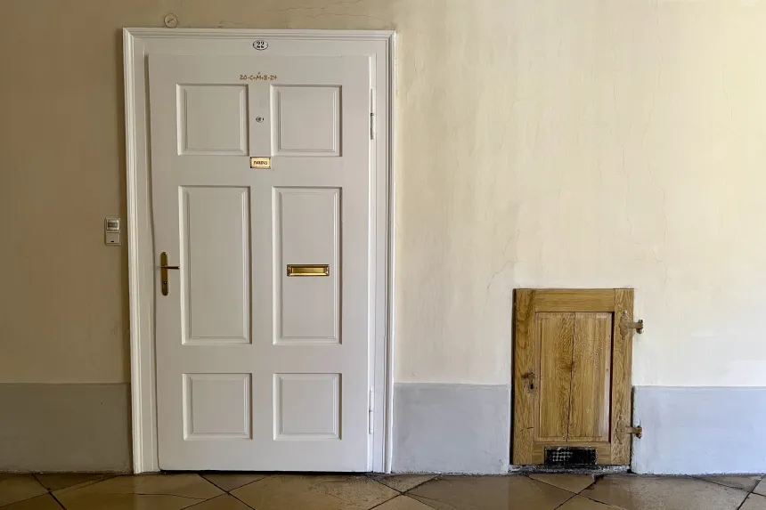 To dører i en korridor i Klosterneuburg. 