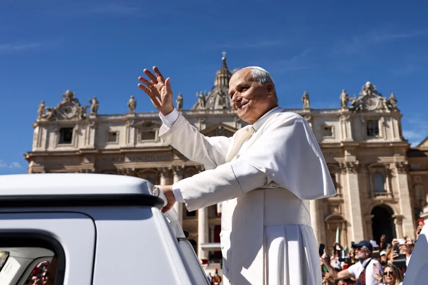 Pave Leo XIV vinker fra pavebilen på Petersplassen